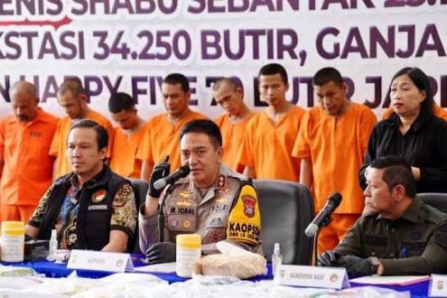 Kapolda Riau, Irjen Pol Mohammad Iqbal SIK MH didampingi Direktur Resnarkoba, Kombes Pol Manang Soebekti saat ekspos di Mapolda Riau.(foto: istimewa)