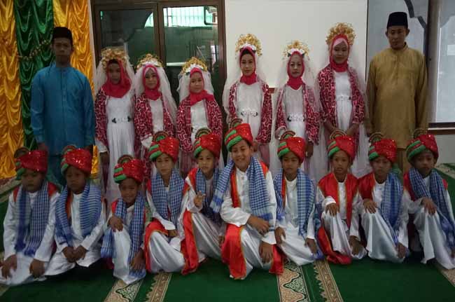  Santri dan Santriwati poto bersama Kepala sekolah MDTA Babussalam dan Ustadz pembimbing saat kegiatan Khatam Al-Qur