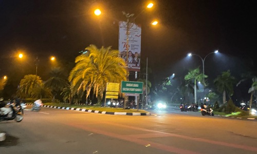 Area sekitar Gerbang Bandara SSK II Pekanbaru jadi lokasi balap liar.(foto: sri/halloriau.com)