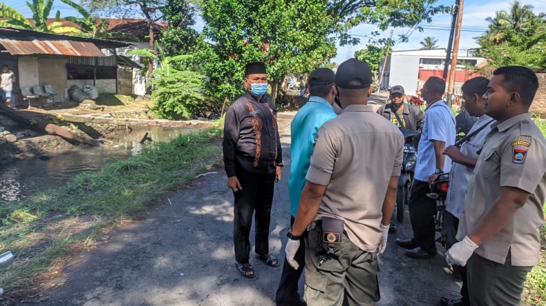 Warga kawasan Gunung Nago menemukan mayat ketika buang air besar. 