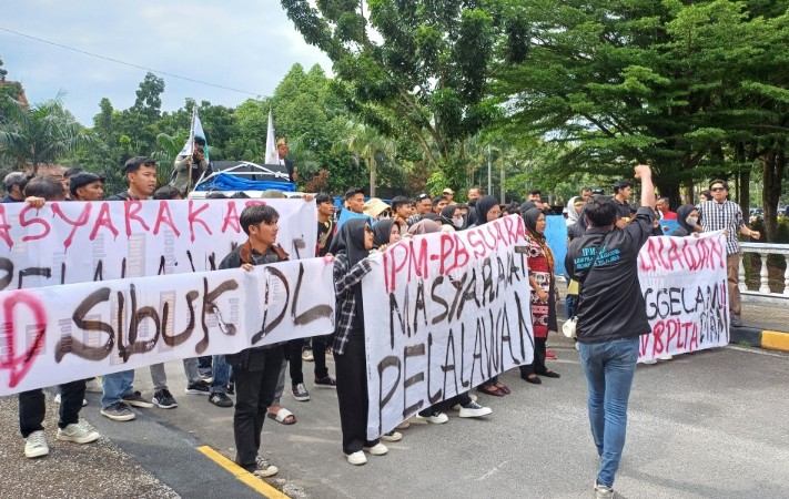 IPM-KP menggelar aksi demonstrasi di depan gedung DPRD Riau (foto/risnaldi)