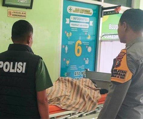 Jasad CLH saat berada di Puskesmas usai dikeroyok.(foto: tribunpekanbaru.com)