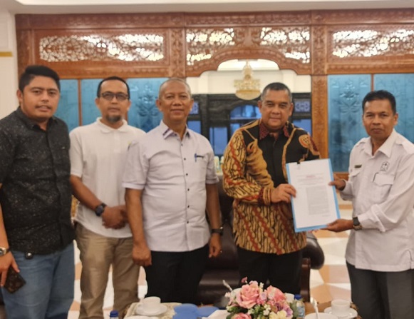 UIR yang diwakilkan oleh Rektor, sekaligus Sekjen BKSPTIS Prof. Dr. H. Syafrinaldi.,SH.,M.C.L didampingi oleh Sekretaris APTISI Riau X-B Dr. Ir. Indra Hasan.,MT melakukan audiensi dengan Pj. Gubernur Riau Brigjen TNI (Purn) Edy Natar Nasution.,S.IP di kediaman wakil gubernur Riau, Minggu (5/11/2023).