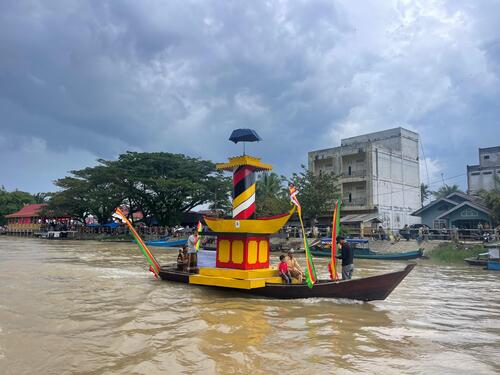 Perahu Bapilin Tigo yang dibuat oleh pekerja EMP Bentu Limited pada lomba perahu hias kegiatan Potang Mogang Balimau Kasai di Kecamatan Langgam, Pelalawan (27/2). (Foto: Instimewa)