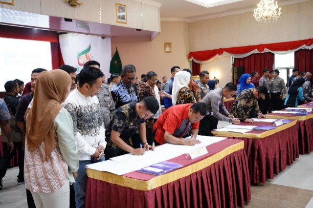 310 personel tim pembina Samsat Riau teken pakta integritas (foto/int)