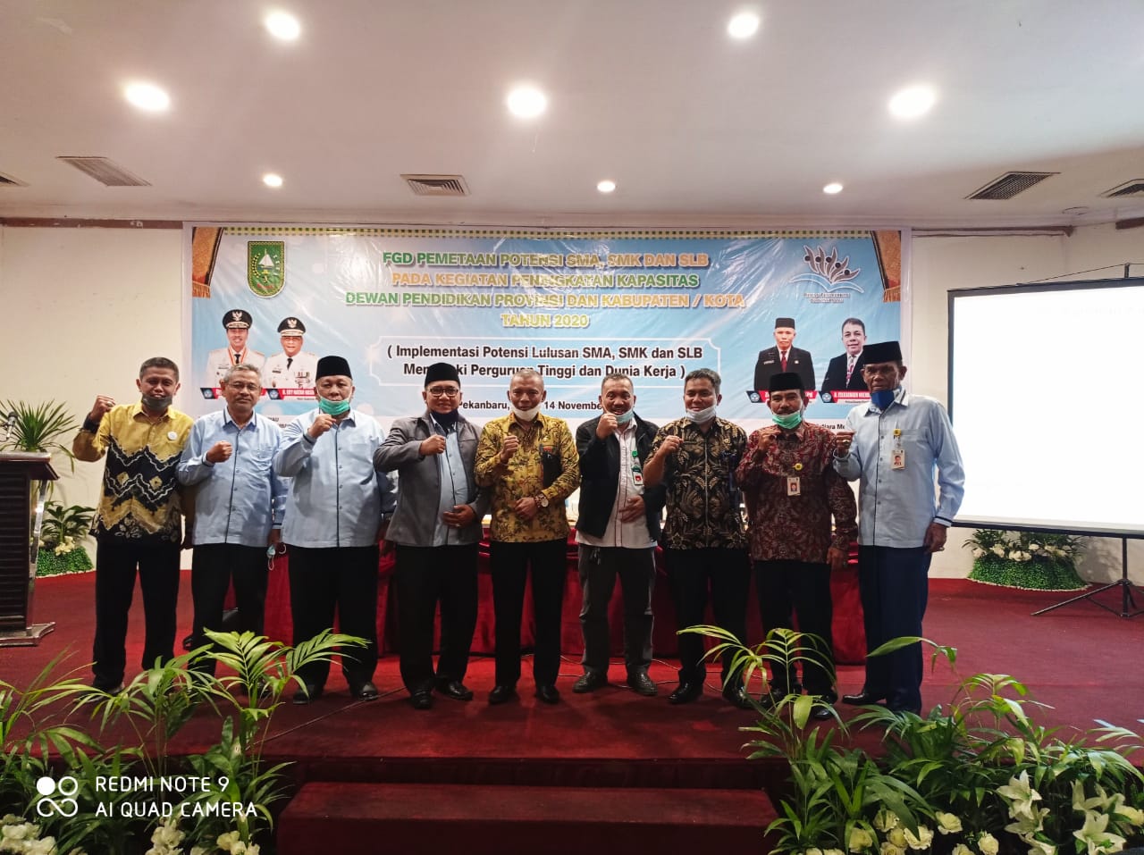 Narasumber dari Disnakertrans bersama anggota Dewan Pendidikan Provinsi Riau dalam FGD tentang implementasi potensi lulusan SMA, SMK, SLB memasuki Perguruan tinggi dan dunia kerja.