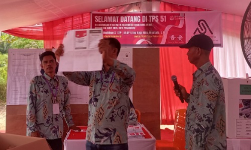 Proses penghitungan suara Pilpres 2024 di TPS 51 Tangkerang Utara.(foto: mg2/halloriau.com)