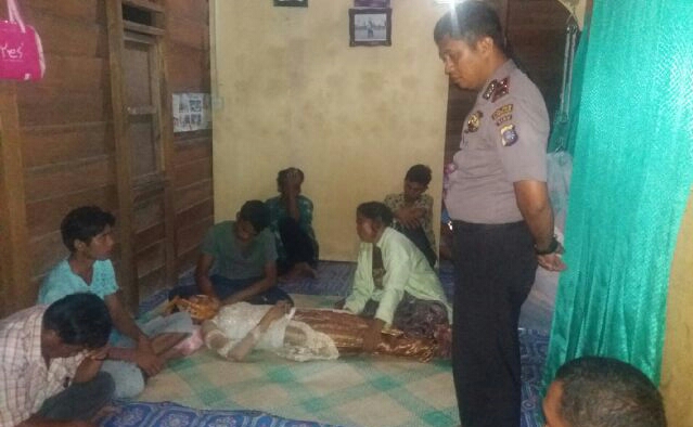 Kapolsek Siak Kecil IPDA Kasmandar Subekti di rumah korban