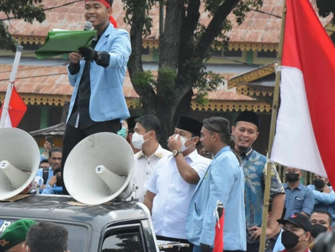 Agung Nugroho bersama pimpinan DPRD Riau lainnya saat menemui massa aksi 11 April di depan gedung dewan. 