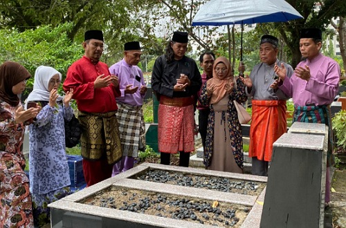 Kegiatan ziarah ke makam tokoh Melayu dalam rangka Milad ke-54 LAMR.(foto: istimewa)