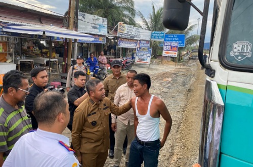 Gubernur Riau, Abdul Wahid saat meninjau jalan rusak di Perawang, Siak akibat truk ODOL.(foto: int)