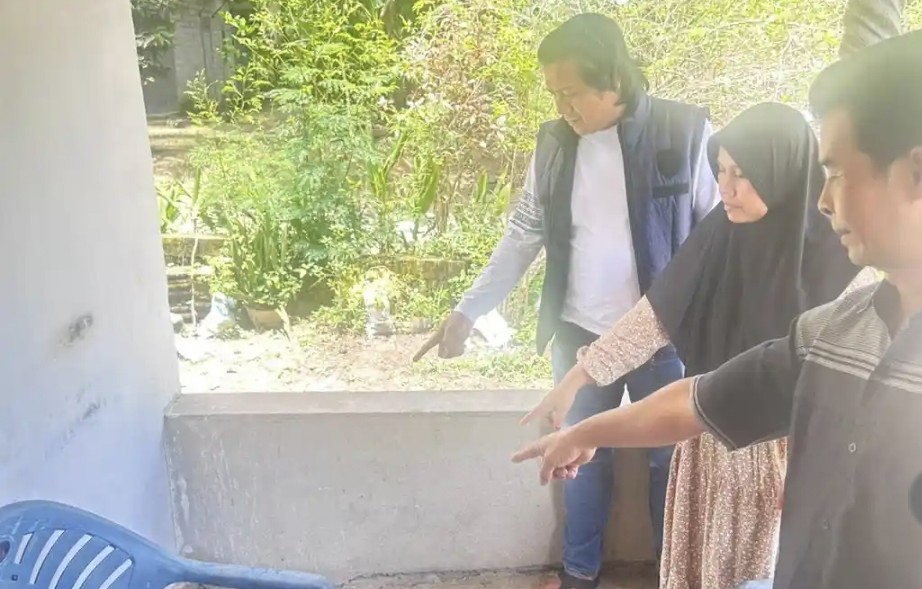 Bayi di teras rumah Kuansing sempat menggemparkan warga (foto/tribunpku)