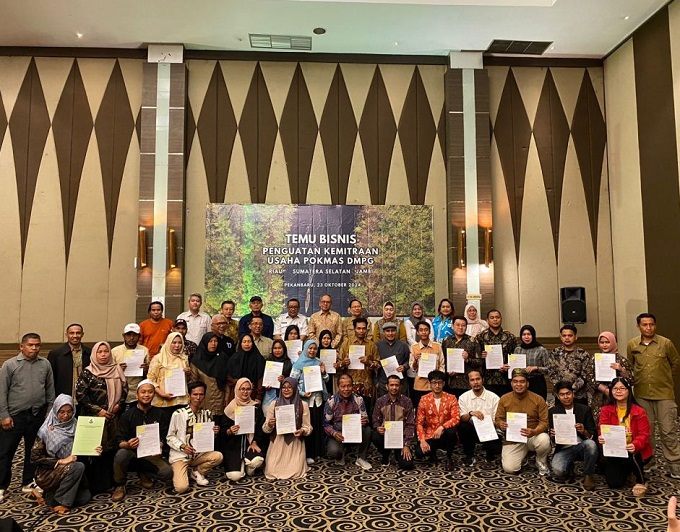 Foto bersama setelah acara temu bisnis penguatan kemitraan usaha Pokmas Desa Mandiri Peduli Gambut (DPMG), di Provinsi Riau, Jambi dan Sumatera Selatan di Hotel Pangeran Pekanbaru, Rabu (23/10/2024).