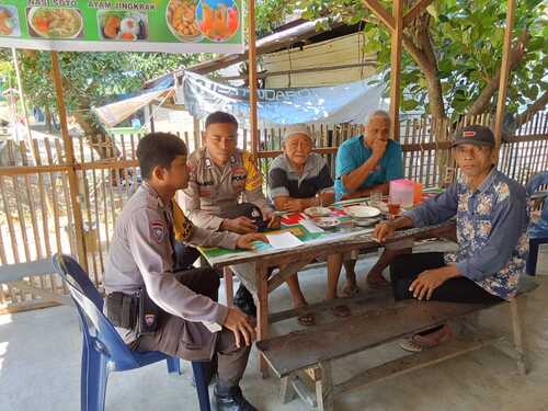 Polsek Simpang Kanan memberikan himbauan pasca pilkada ke masyarakat di Dusun Suka Makmur, Kepenghuluan Bagan Nibung melalui program cooling system. (Foto: Afrizal)