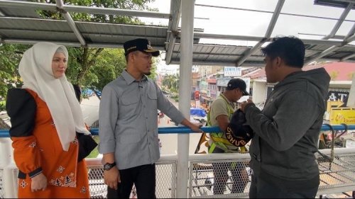 Walikota Pekanbaru, Agung Nugroho saat meninjau progres revitalisasi JPO STC Sudirman.(foto: int)