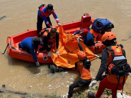Proses evakuasi jasad pegawai PNM yang tenggelam di Sungai Indragiri.(foto: mcr)