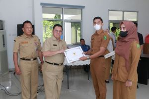 Asisten III Setdaprov Riau Joni Irwan menyerahkan SK CPNS kepada lulusan IPDN angkatan XXIX di Aula Flamboyan Kantor BKD Provinsi Riau, Senin (13/10/2022).