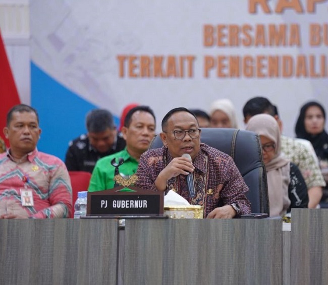 Penjabat (Pj) Gubernur Riau (Gubri), Rahman Hadi memimpin rapat koordinasi (Rakor) bersama seluruh Bupati dan Walikota se-Provinsi Riau di Gedung Daerah Balai Serindit, Komplek Kediaman Gubri, Rabu (3/10/2024).