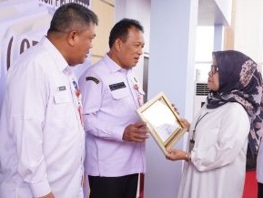 Diskominfotik Riau dianugerahi piagam penghargaan kategori OPD yang aktif dalam menyerahkan arsip statis dan rutin melakukan pemusnahan arsip pada kurun waktu 2021 - 2024 dari Dispersip Riau.