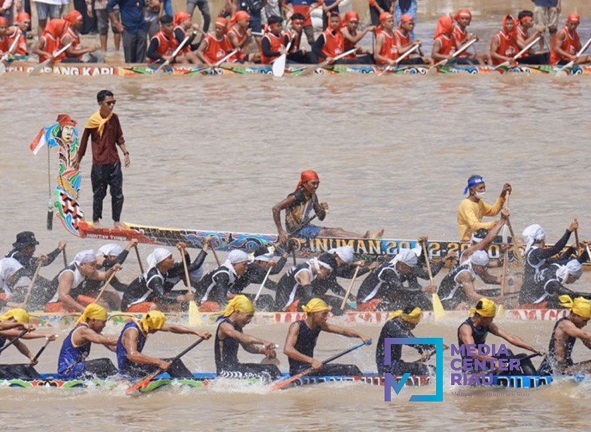 Festival Pacu Jalur, di Sungai Kuantan, Kabupaten Kuantan Singingi, Provinsi Riau. 