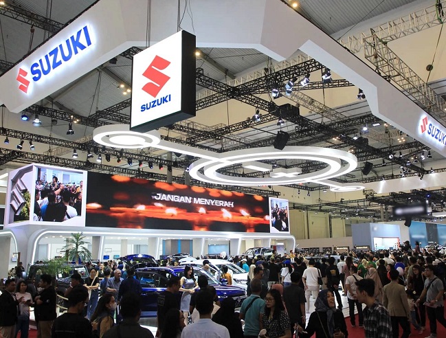 Pengunjung memadati pameran otomotif Gaikindo Indonesia International Auto Show (GIIAS) 2024 di Indonesia Convention Exhibition (ICE) BSD, Serpong, Kabupaten Tangerang, Banten, Kamis (18/7/2024).