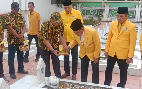 Ziarah makam pahlawan warnai HUT ke-62 Golkar di Bagansiapiapi.(foto: afrizal/halloriau.com)
