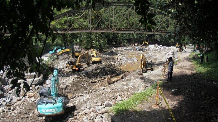 Pengerjaan jalan di Lembah Anai akibat banjir lahar dingin Gunung Marapi terus dikebut (foto/tribunpadang)