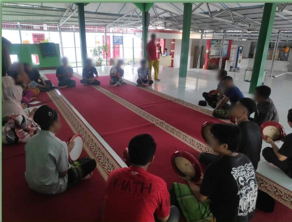 Para WBP Rutan Kelas IIB Rengat melakukan latihan rebana.(foto: andri/halloriau.com)