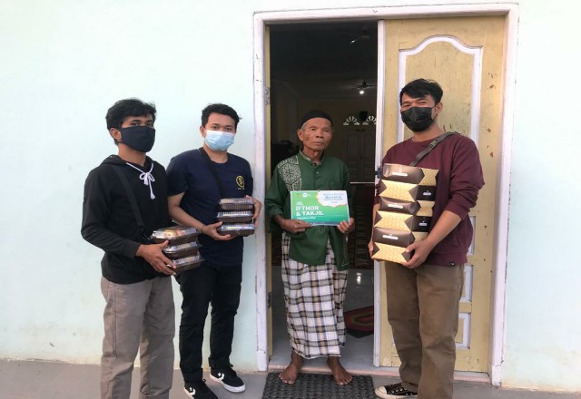 Pemberian bantuan ke masjid dan masyarakat kurang mampu.