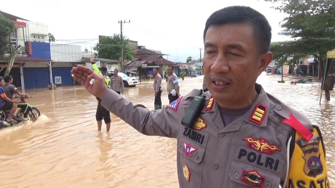 Polisi sempat lakukan buka tutup di lintas Kiliran Jao-Teluk Kuantan (foto/int)