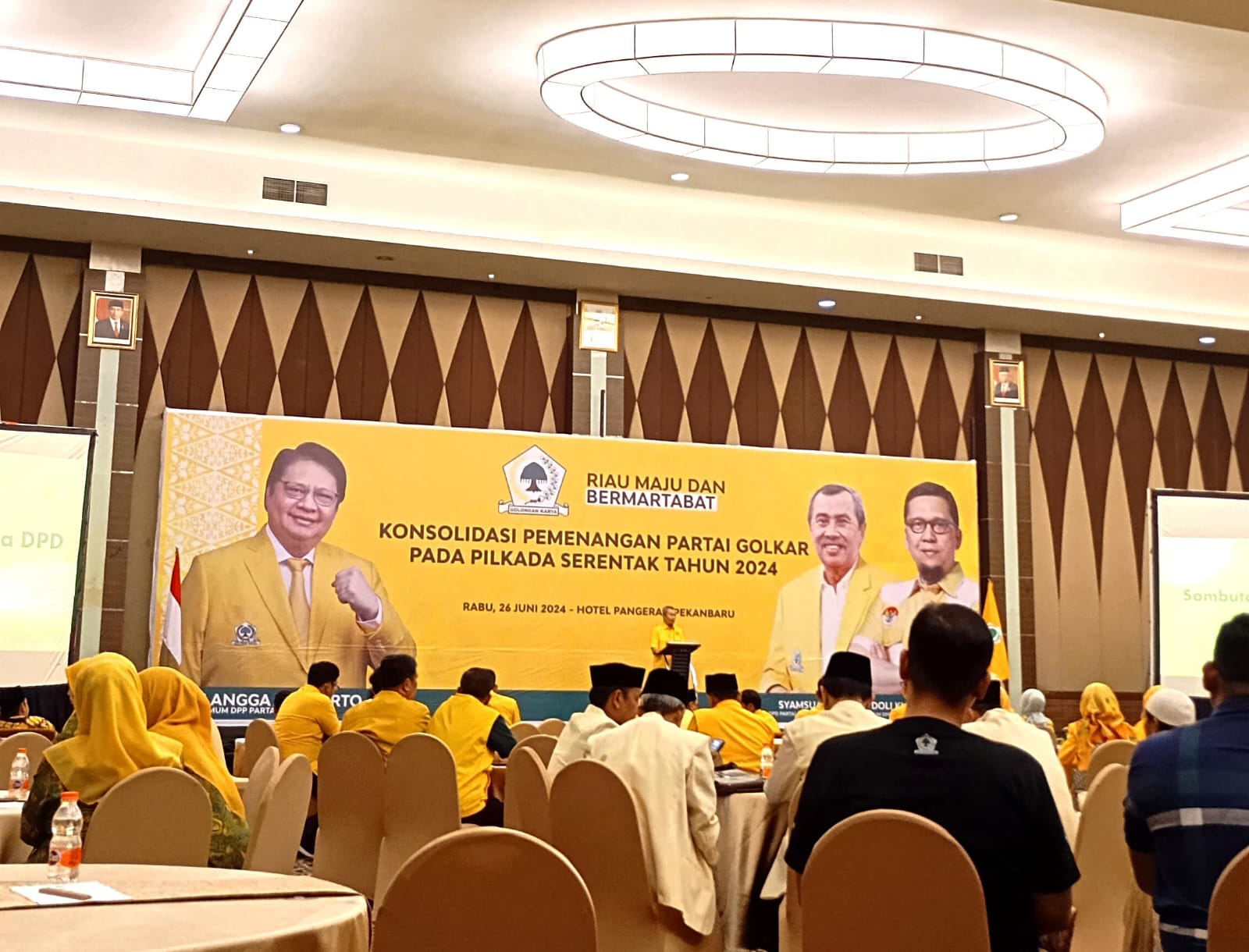 Seru-seruan dan lagu dukungan kepada Syamsuar menggema di acara Konsolidasi Pemenangan Partai Golkar Pada Pilkada Serentak Tahun 2024, Rabu (26/6/2024).