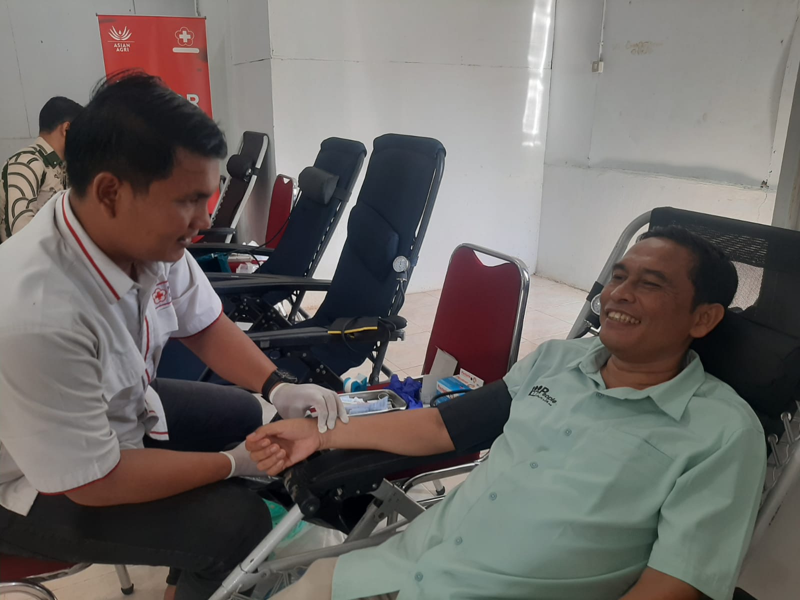 GM PT MUP, Victory Brahmana saat menjadi pendonor dalam acara Pekan Donor Darah Asian Agri 2024.(foto: istimewa)