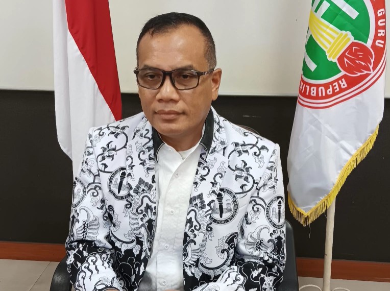 Ketua PGRI Riau, Dr Adolf Bastian, MPd (foto/Andy)