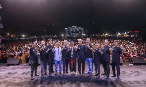 Jajaran manajemen AHM dalam keseruan puncak Honda Bikers Day 2023 di Malang.(foto: istimewa)