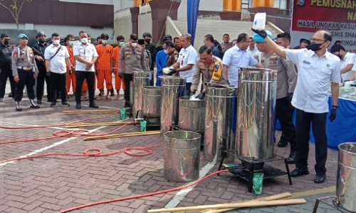 Pemusnahan barang bukti 276 kg di Mapolda Riau.(foto: bayu/halloriau.com)