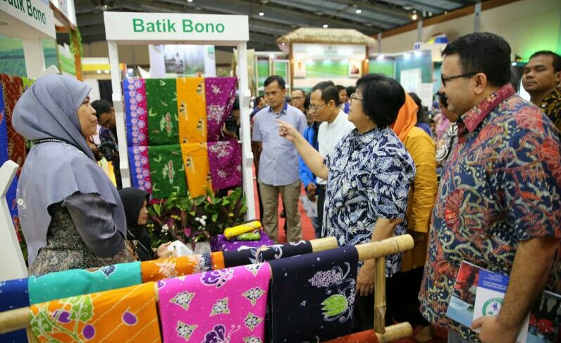 Menteri KLHK Tinjau Batik Khas Riau