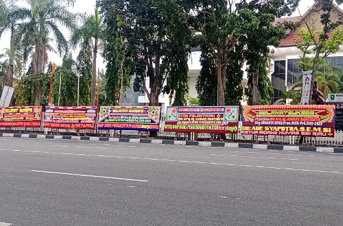 Papan ucapan selamat pelantikan Ardias Hariyanto nyasar ke Jalan Gajah Mada Pekanbaru.(foto: sri/halloriau.com)