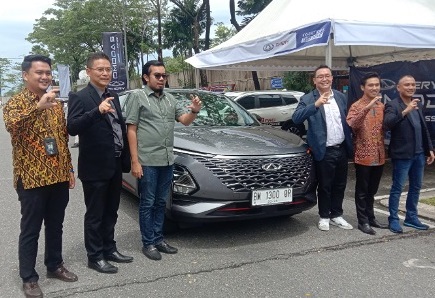 President PT CSI, Shawn Xu dan Direktur PT Riau Oriental Stars, Harry Suwandi saat launching Chery Omoda 5 di Pekanbaru. (foto: halloriau.com)