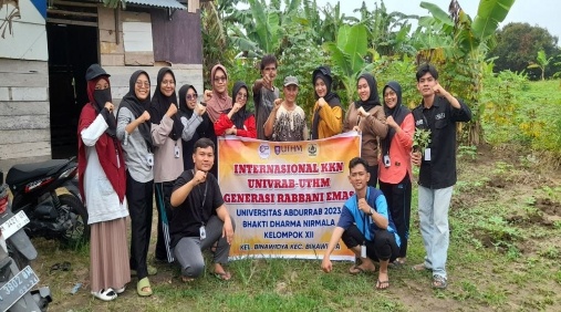 Mahasiswa KKN Universitas Abdurrab kelompok XII melakukan penyuluhan ke warga pemilik UMKM Ganepo (foto/ist)