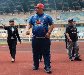 Presiden Klub PSPS Riau, Norizam Tukiman saat meninjau Stadion Utama Riau.