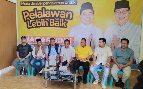 Koalisi Pelalawan Maju konferensi pers terkait pengunduran diri Abubakar sebagai PNS (foto/andy) 