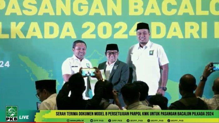 Ketua PKB, Muhaimin Iskandar menyerahkan formulir B.KWK kepada Abdul Wahid-SF Hariyanto untuk maju Pilgub Riau 2024.(foto: tribunpekanbaru.com)