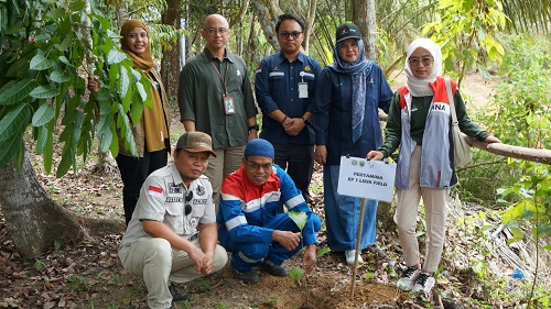 Pertamina EP 1 Lirik Field turut serta dalam kegiatan penghijauan serentak dalam momen HPMI.(foto: andi/halloriau.com)
