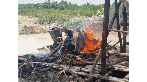 Rakit PETI dimusnahkan di Kuansing.(foto: tribunpekanbaru.com)