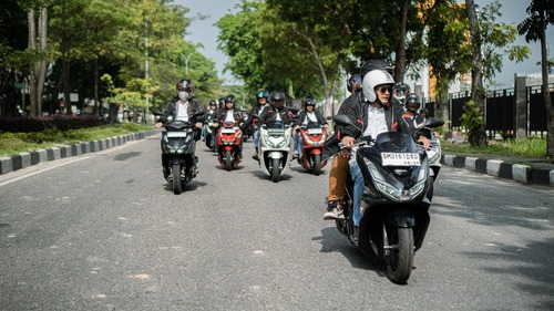 Penggunaan ponsel saat berkendara menjadi salah satu penyebab kecelakaan di jalan raya (Foto: Istimewa)