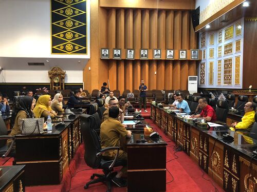 ASN dan pegawai honorer RSD Madani melakukan audiensi dengan DPRD Pekanbaru terkait mutasi pegawai yang diduga tidak sesuai dengan tupoksi. (Foto: Mimi Purwanti)