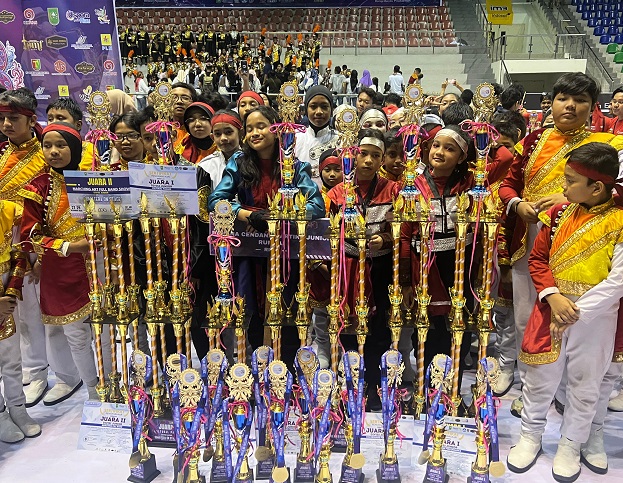 Marching Band BCK Rumbai Junior borong gelar juara pada ajang Sumatera on Stage-Marching Arts 2024 di Pekanbaru.