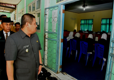 Bupati Amril saat melihat langsung siswa.