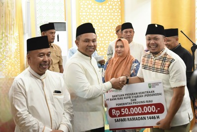 BRK Syariah menyalurkan bantuan CSR senilai Rp50 juta untuk Masjid Arafah Duri. (Foto: Sri Wahyuni)