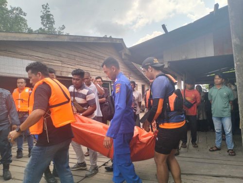 Tim SAR menemukan korban tewas kapal pompong tenggelam di Siak (foto/int)